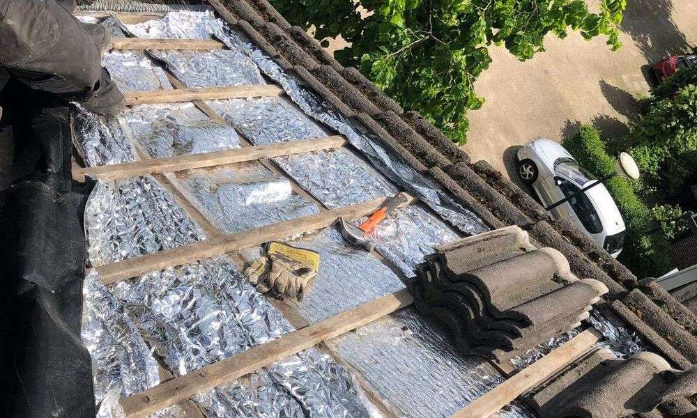 Nieuwe panlatten met dakpannen in Breukelen